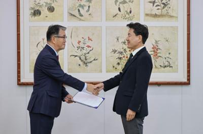 한국기후변화연구원장 임명장 수여 (3).jpg